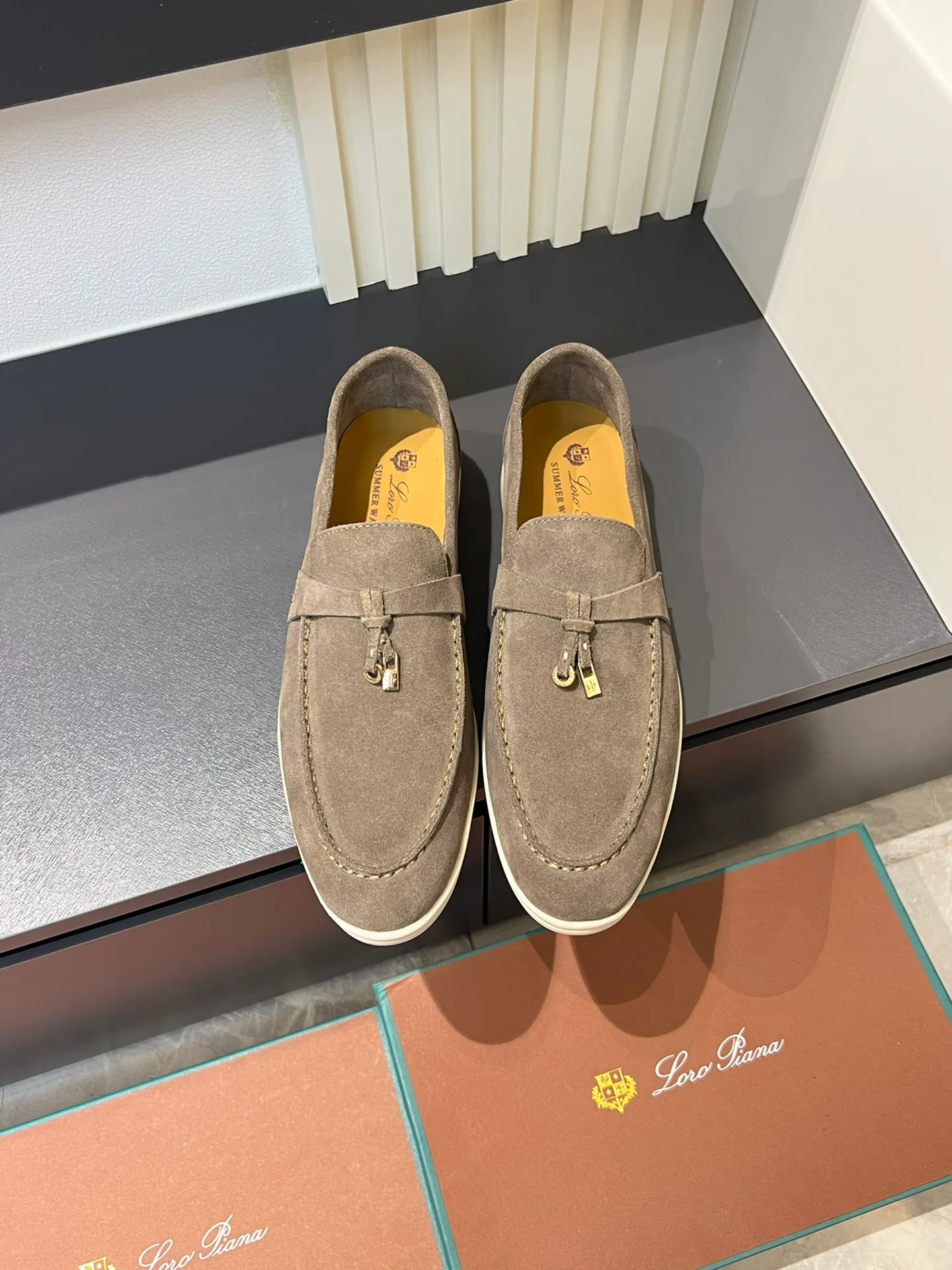 Men's shoes 💰p360 "Loro men's shoes 💰pian'*" Classic L men's shoes for couples 💰p Top version British flat loafers, a must-have item in old money style, the minimalist design is eye-catching and durable, a plus point for dressing The soft foot feel and texture are outstanding. They don’t scratch your feet and are very nice. They are matched with soft and waxy soles. They can be worn daily for a long time without getting tired. They are easy to wear, versatile and classic items, with perfect foot feel and texture! Imported cashmere fabric, the lining is made of imported A-grade water-dyed cow lining, the top version of the genuine leather midsole is sewn with pure handmade mark thread! Size: Female 35-40 (34. Customized) Male 38-44 (45.46. Customized)